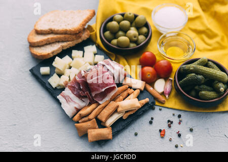 Spanische Tapas-Auswahl mit Serrano-Schinken, Käse, Gurken und Oliven Stockfoto