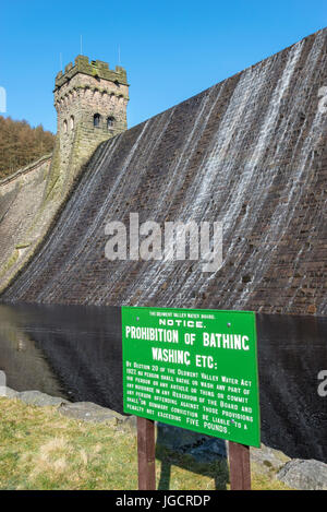 Alte Zeichen unterhalb des Damms am Derwent Vorratsbehälter im Peak District, Derbyshire, England. Stockfoto