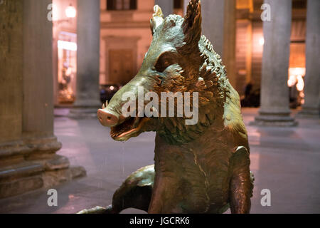 Wildschwein-Statue auf dem neuen Marktplatz in Florenz in der Nacht, Italien Stockfoto