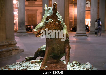 Wildschwein-Statue auf dem neuen Marktplatz in Florenz in der Nacht, Italien Stockfoto