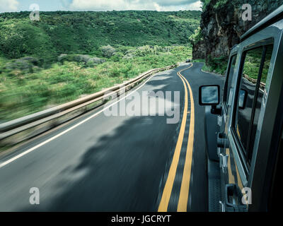 4x4 Fahrzeug fahren entlang einer Straße, Maui, Hawaii, Vereinigte Staaten Stockfoto