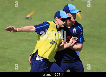 Joe Root (links) und Keaton Jennings während der Netze-Sitzung bei Herrn, London England. Stockfoto