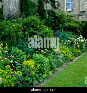 Blumenbeet im Garten Stockfoto