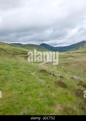 Die alte militärische Straße A93 Führungsposten durch Pass Glenshee, Aberdeenshire, Schottland, UK. Stockfoto