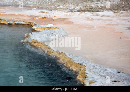 Detail des Crested Pool Thermalquelle in Upper Geyser Basin nahe Old Faithful im Yellowstone-Nationalpark Stockfoto