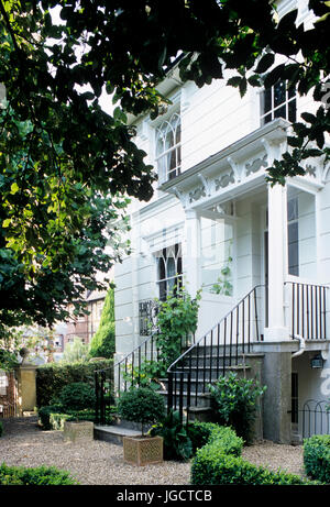 Weißes Haus mit Säulengang Stockfoto