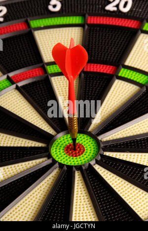 roter Pfeil trifft ins Schwarze, Erfolgskonzept Stockfoto