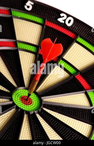 roter Pfeil trifft ins Schwarze, Erfolgskonzept Stockfoto