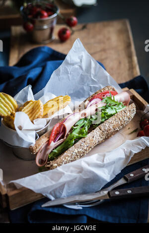 Schinken-Sandwich und Kartoffel Pommes frites Stockfoto