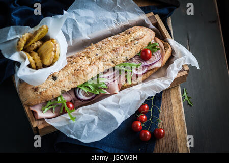 Schinken-Sandwich und Kartoffel Pommes frites Stockfoto