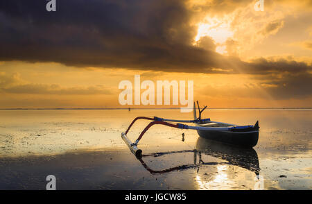 Jukung Boot am Strand bei Sonnenuntergang, Sanur, Denpasar, Bali, Indonesien Stockfoto