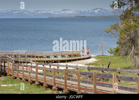 Ein paar (Mann und Frau) zu Fuß auf der Promenade am West Thumb Geyser Basin im Yellowstone National Park Stockfoto