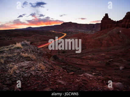Weg durch die Wüste bei Sonnenuntergang, Capital Reef National Park, Utah, Amerika, USA Stockfoto