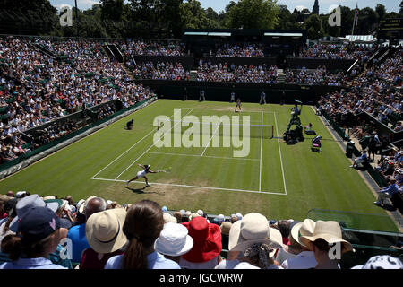 Gesamtansicht von Heather Watson in Aktion gegen Anastasija Sevastova am dritten Tag der Wimbledon Championships in The All England Lawn Tennis and Croquet Club, Wimbledon. Stockfoto