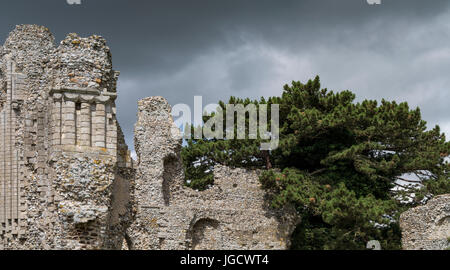 Dramatisches Bild der binham Priorat gegen ein Brütendes sky, Norfolk, England Stockfoto