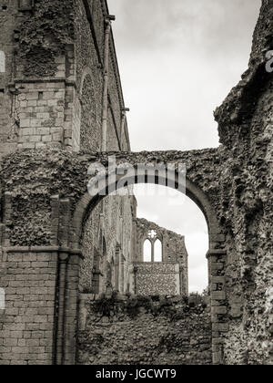 Dramatische monotone Bild von binham Priorat gegen ein Brütendes sky, Norfolk, England Stockfoto