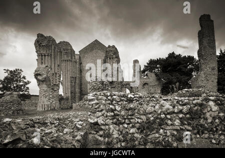 Dramatische monotone Bild von binham Priorat gegen ein Brütendes sky, Norfolk, England Stockfoto