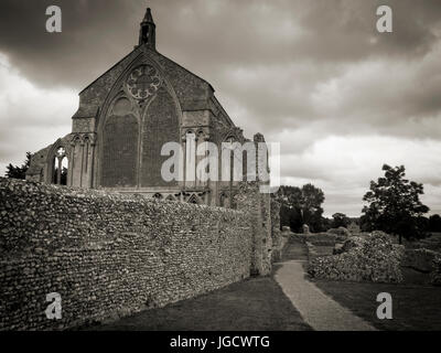 Dramatische monotone Bild von binham Priorat gegen ein Brütendes sky, Norfolk, England Stockfoto