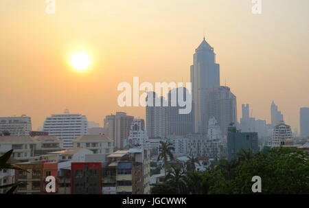 Blick auf die städtischen Skyline von Bangkok Stadtzentrum mit Sonne im Hintergrund Stockfoto