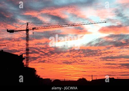 Blick auf den Turmdrehkran mit dem Sonnenuntergang Himmel im Hintergrund in Berlin, Deutschland Stockfoto