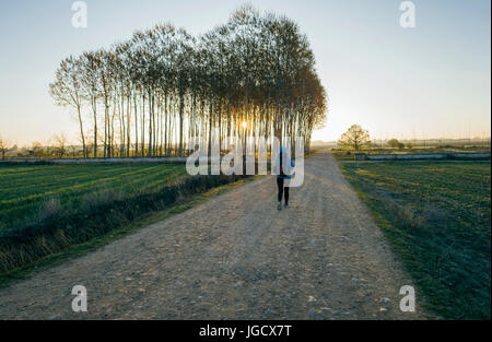 Frau, die entlang des Camino de Santiago, Hospital de Orbigo, Leon, Spanien Stockfoto