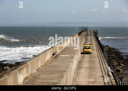 Ein Arbeiter malen Stahl Geländer auf The Headlands Fläche von Hartlepool. UK Stockfoto