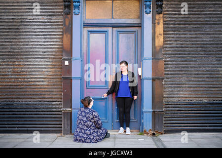 Hartlepool Parlamentswahlen 2017 Studenten Rosie Miller und Samantha Taylor, Hartlepool. Stockfoto