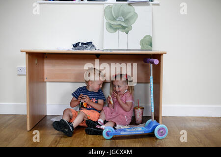 Hartlepool Parlamentswahlen 2017 zwei Kinder Essen im Nebengebäude Gemeindezentrum mit einem Food Bank innerhalb seines Gebäudes für die Anwohner. Hartlepool. Stockfoto