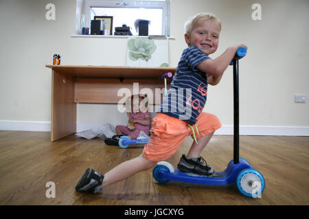 Hartlepool Parlamentswahlen 2017 zwei Kinder am Nebengebäude Gemeindezentrum mit einem Food Bank innerhalb seines Gebäudes für die Anwohner. Hartlepool. Stockfoto