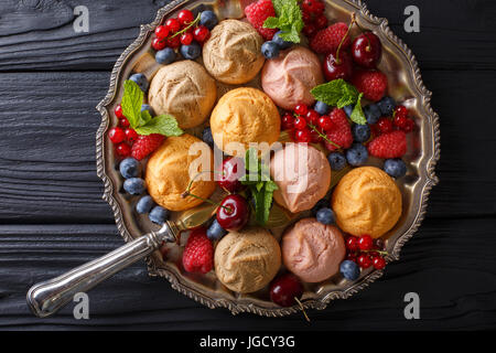 Bunte Shortbread Cookies mit Berry Füllung Nahaufnahme auf dem Tisch. horizontale Ansicht von oben Stockfoto