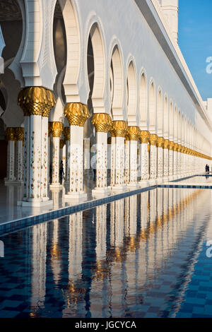 Schöne Galerie der berühmten Sheikh Zayed weiße Moschee in Abu Dhabi, Vereinigte Arabische Emirate. Reflexionen Stockfoto