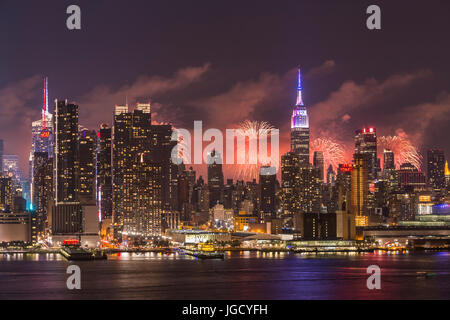 Die jährlichen Macy Feuerwerk Fourth Of July Lichter am Himmel hinter der Skyline von Manhattan in New York City wie aus über den Hudson River zu sehen. Stockfoto