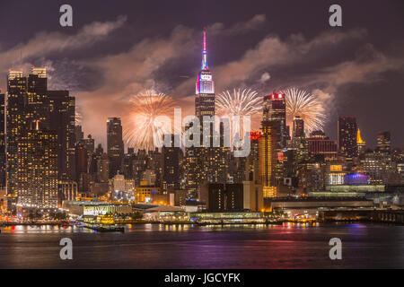 Die jährlichen Macy Feuerwerk Fourth Of July Lichter am Himmel hinter der Skyline von Manhattan in New York City wie aus über den Hudson River zu sehen. Stockfoto