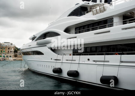 Super Luxus-Yacht festgemacht an Manoel Island, Malta Stockfoto