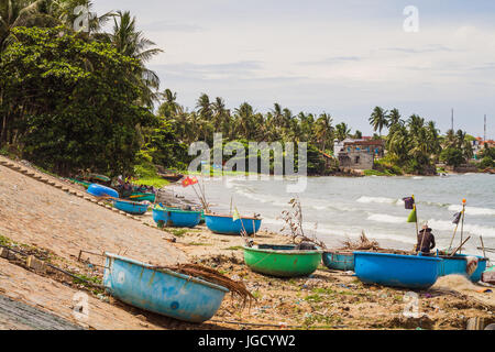 Muine, Vietnam - 26. Mai 2017: Fischerdorf und traditionelle vietnamesische Angelboote/Fischerboote am Meeresstrand In Vietnam Muine andocken. Stockfoto