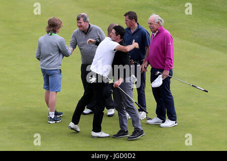 Pep Guardiola (Mitte links) umarmt Nordirlands Rory McIlroy (Mitte rechts) am Ende ihrer Runde während der pro-am-Tag der Dubai Duty Free Irish Open im Golfclub Portstewart. Stockfoto