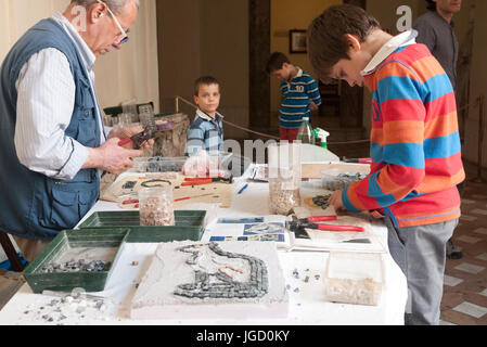 Kinder lernen Mosaikkunst mit Lehrer Stockfoto