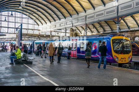 Zug und Bahnsteig in Newcastle upon Tyne Bahnhof. Tyne und Wear, England, UK. Stockfoto