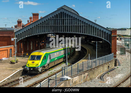 Der Bahnhof von Irish Rail in Kent, Cork, Irland, mit einem Zug, der auf die Abfahrt nach Dublin wartet. Stockfoto