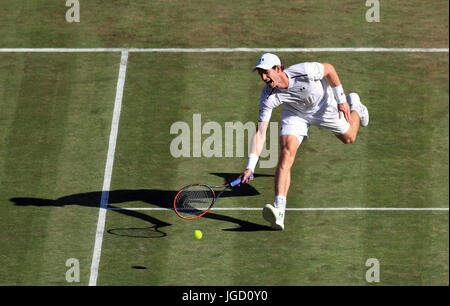 Andy Murray in Aktion gegen Dustin Brown am dritten Tag der Wimbledon Championships in The All England Lawn Tennis and Croquet Club, Wimbledon. Stockfoto