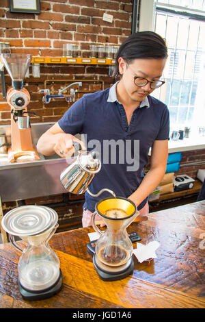 Gießen Sie über einem goldenen Filter Revolver Cafe Cambie Street, Vancouver, Kanada Stockfoto