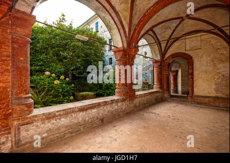 Italien Piemont Buttigliera Alta Sant'Antonio di Ranverso Precettoria Kloster arcade Stockfoto