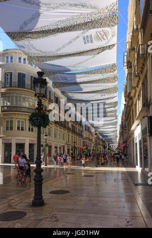 Calle Marqués de Larios Malaga Fußgängerzone Hauptstraße, bedeckt mit Sonne Schattierungen, Malaga, Andalusien, Spanien Stockfoto