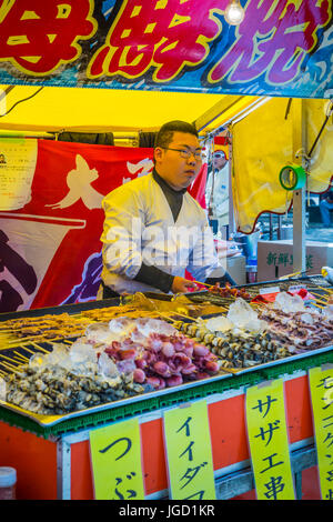 Ein outdoor-Food Kiosk in Asakusa, Tokio, Japan. Stockfoto