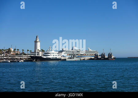 Alter Leuchtturm ein Kreuzfahrtschiff, Schlepper, im Hafen von Malaga, Andalusien, Spanien Stockfoto