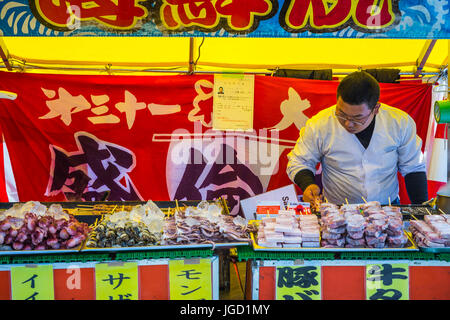 Ein outdoor-Food Kiosk in Asakusa, Tokio, Japan. Stockfoto