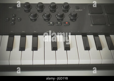 Die Hand der Frau Klavier oder Electone MIDI-Keyboard, elektronische Musik Synthesizer weiße und schwarze Taste zu spielen. Stockfoto