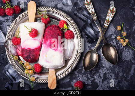 Sommer-Eis am Stiel mit frischen Himbeeren. Ansicht von oben flach legen Stockfoto