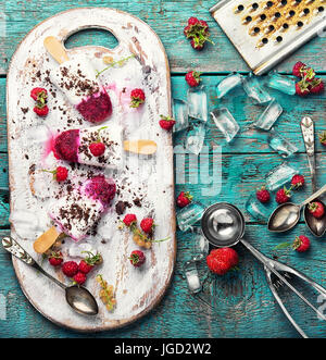 Sommer-Eis am Stiel mit frischen Himbeeren. Ansicht von oben flach legen Stockfoto