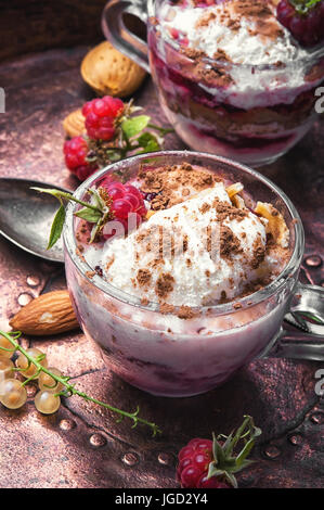 Eis Eisbecher mit Himbeeren Aromen im Glas Becher Stockfoto